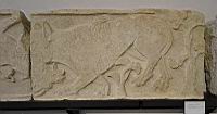 Bas-relief, Loup egorgeant une chevre, Calcaire, 12e, Eglise Saint-Pierre-le-vieux (1) (Lyon, Musee Gadagne)